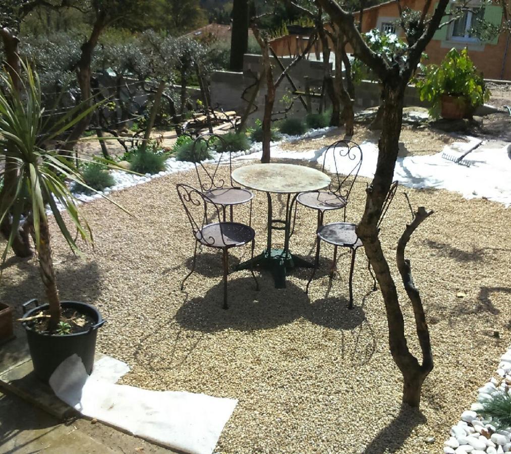 Bed and Breakfast Chez Elles 2 Caumont-sur-Durance Exterior foto